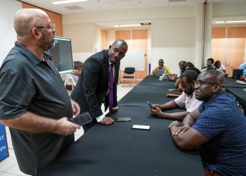 Los ciudadanos se presentan para aprender cómo utilizar dinero SEN