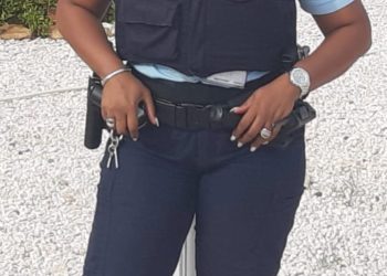 Primera mujer local como líder del 1er equipo para tareas de la Policía Fronteriza en la Real Policía Militar en el Caribe Neerlandés