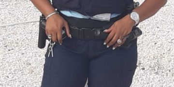 Primera mujer local como líder del 1er equipo para tareas de la Policía Fronteriza en la Real Policía Militar en el Caribe Neerlandés