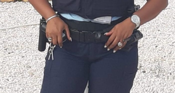 Primera mujer local como líder del 1er equipo para tareas de la Policía Fronteriza en la Real Policía Militar en el Caribe Neerlandés