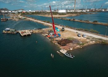 Los buzos de la Armada comenzaron a recuperar un gran pontón en el puerto de Bullenbaai