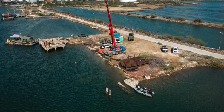 Los buzos de la Armada comenzaron a recuperar un gran pontón en el puerto de Bullenbaai