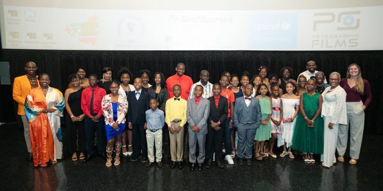 Momento de orgullo para los estudiantes que asistieron al estreno de la película