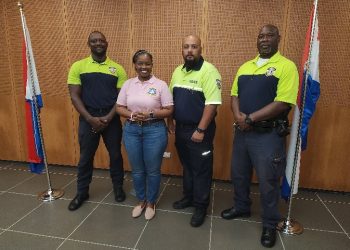 La Honorable Ministra de Justicia Anna Richardson felicita a los oficiales que se embarcan en capacitación especializada en Miami-Dade