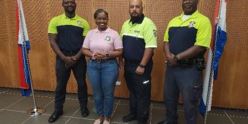 La Honorable Ministra de Justicia Anna Richardson felicita a los oficiales que se embarcan en capacitación especializada en Miami-Dade