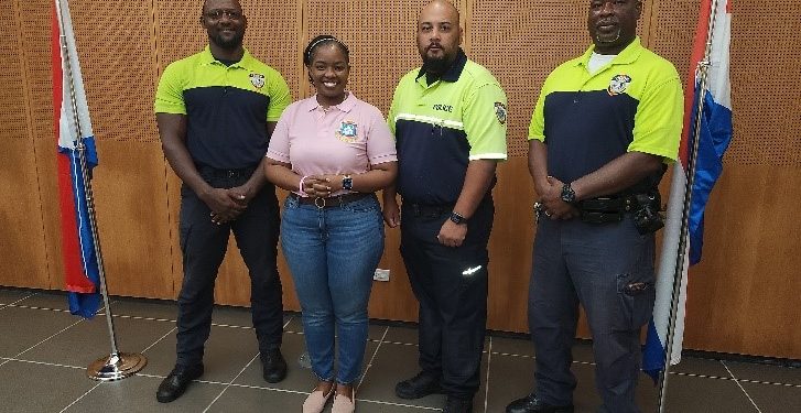 La Honorable Ministra de Justicia Anna Richardson felicita a los oficiales que se embarcan en capacitación especializada en Miami-Dade