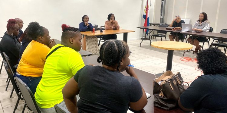 WICSU-PSU y la Honorable Ministra de Justicia fomentan el apoyo entusiasta de los funcionarios penitenciarios de la prisión y el centro de detención