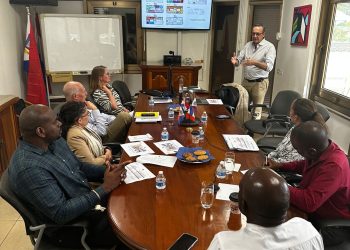 El Ministro de VSA, Omar Ottley, revisa el progreso de la construcción del Hospital General de St Maarten en una reunión trimestral