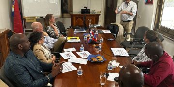 El Ministro de VSA, Omar Ottley, revisa el progreso de la construcción del Hospital General de St Maarten en una reunión trimestral