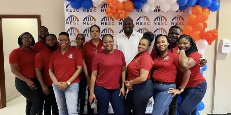 El ministro Omar Ottley elogia al Ministerio VSA, la División de Asuntos Laborales y Servicios Sociales y al NESC por una exitosa feria de empleo y exposición de emprendimiento