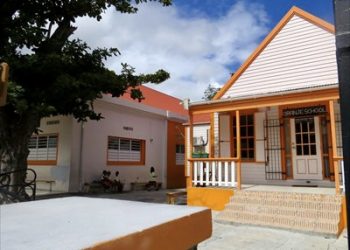 El presidente de WITU y los profesores de Oranje School acuerdan una reorganización estructural para reubicar las clases dentro del recinto de la escuela