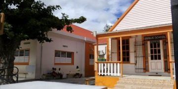 El presidente de WITU y los profesores de Oranje School acuerdan una reorganización estructural para reubicar las clases dentro del recinto de la escuela