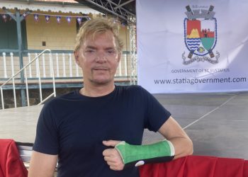 Hellebrand recibe el respaldo del concejal Van Putten en Statia