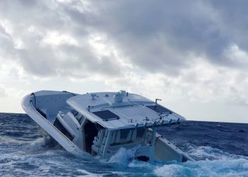 Guardacostas ayuda a barco que se hunde