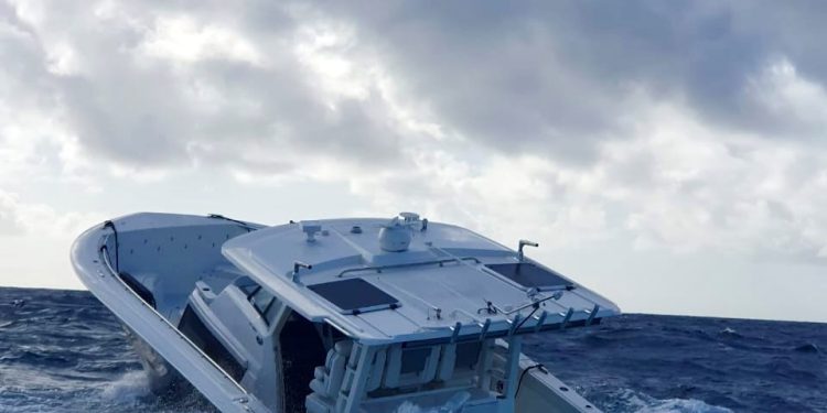 Guardacostas ayuda a barco que se hunde