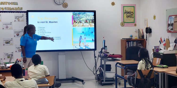 La Oficina de Turismo de St. Maarten enciende las mentes jóvenes con su alcance educativo