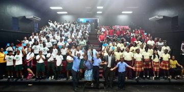 El Ministro de Educación, Cultura, Juventud, Ciencia y deporte elogia a los jóvenes como “estrellas brillantes de nuestra sociedad”