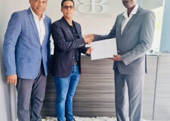 Brug presenta declaraciones de impuestos y antecedentes policiales actualizados al presidente de la URSM