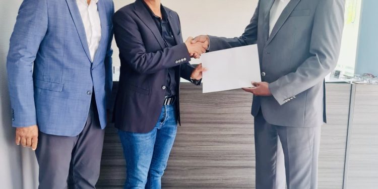 Brug presenta declaraciones de impuestos y antecedentes policiales actualizados al presidente de la URSM