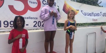 Carib Swim Team brilla en competencias recientes y organiza exitosa reunión de natación del grupo Guardian