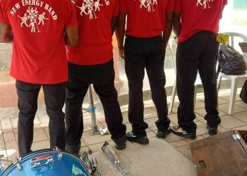 New Energy Band toca en White and Yellow Cross Center