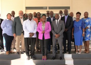 La firma histórica del decreto nacional marca un momento fundamental en St. Maarten como Ministra de Justicia confirma el paquete legislativo