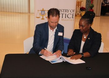 La ceremonia de firma con Gamma It Solution significa el lanzamiento del sistema Radex para la gestión de control fronterizo en Sint Maarten