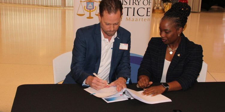 La ceremonia de firma con Gamma It Solution significa el lanzamiento del sistema Radex para la gestión de control fronterizo en Sint Maarten