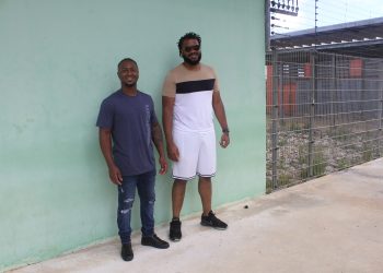 Los jugadores de béisbol Kenley Jansen y Ozzie Albies visitan JICN