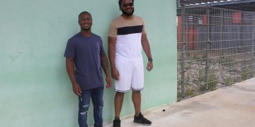 Los jugadores de béisbol Kenley Jansen y Ozzie Albies visitan JICN