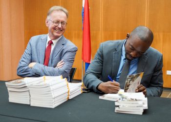 Kit de herramientas firmado para directores supervisores compartido con jóvenes profesionales