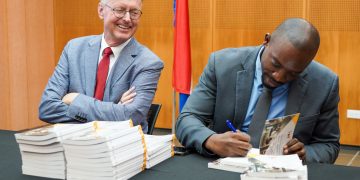 Kit de herramientas firmado para directores supervisores compartido con jóvenes profesionales