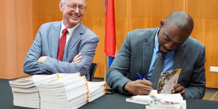 Kit de herramientas firmado para directores supervisores compartido con jóvenes profesionales