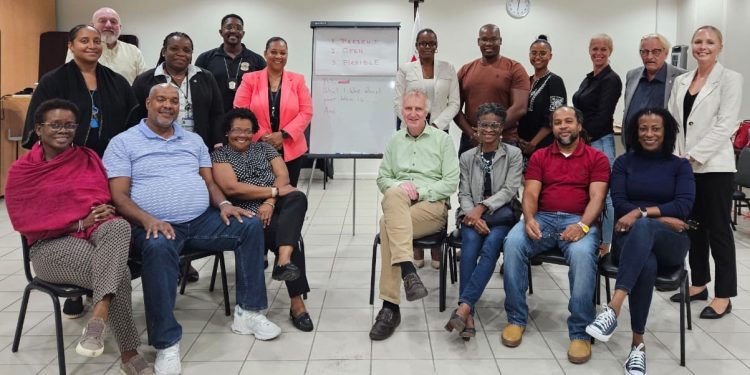 Los Secretarios Generales del Gobierno y los miembros del Grupo de Enfoque sobre Satisfacción de los Empleados se unen a un taller para mejorar las relaciones