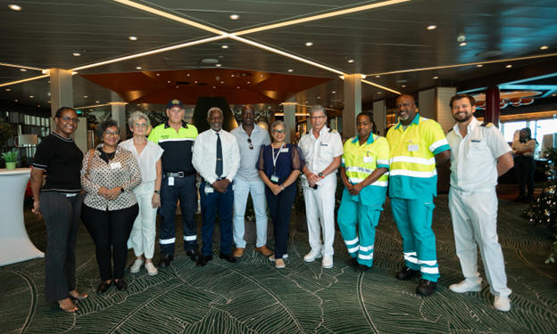 Recorrido histórico por las instalaciones médicas de un crucero alemán realizado por profesionales médicos de St. Maarten