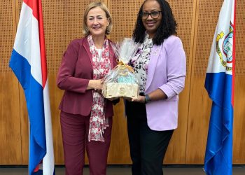 La Primera Ministra Jacobs promueve una política exterior inclusiva para Sint Maarten en una reunión con la Embajadora Brandt