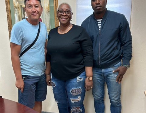 El Departamento del Centro Nacional de Informes y la Fundación Comunitaria China de St. Maarten se unen contra la trata y el contrabando de personas