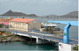 Hombre salta del puente Simpson-Bay