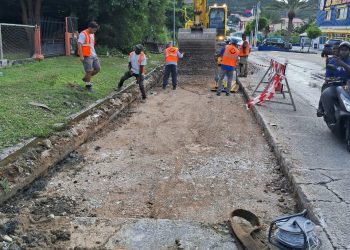 Ministro de VROMI realiza obras viales de emergencia en Orange Grove