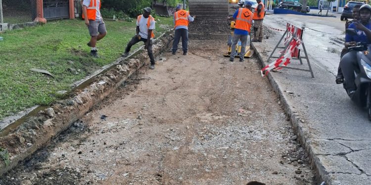 Ministro de VROMI realiza obras viales de emergencia en Orange Grove