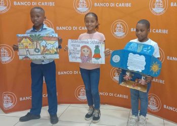 Dos ganadores del Kolegio San Dominico en el concurso del Banco di Caribe ‘Ban Lesa i Krea’