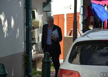 Theo recibe la orden de presentarte en prisión para cumplir su condena