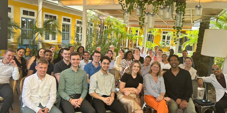 Estudiantes de La Haya profundizan en las ideas políticas de SER Curaçao