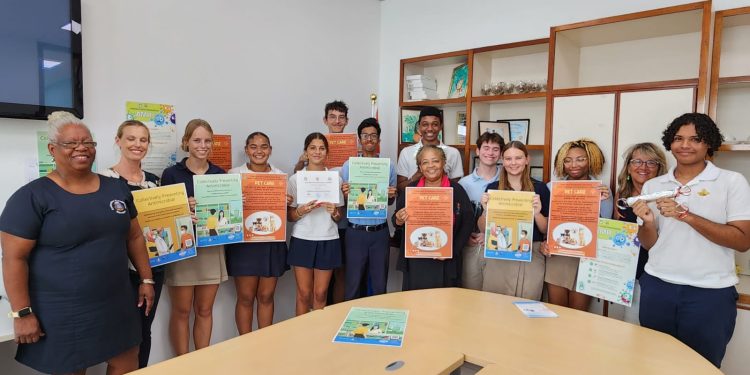 El CPS entrega certificados de regalo a escuelas secundarias por su participación en la Semana Mundial de Concientización sobre los Antimicrobianos