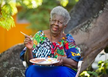 SHTA entrega el calendario 2024 a Ruby Bute; ahora disponible públicamente