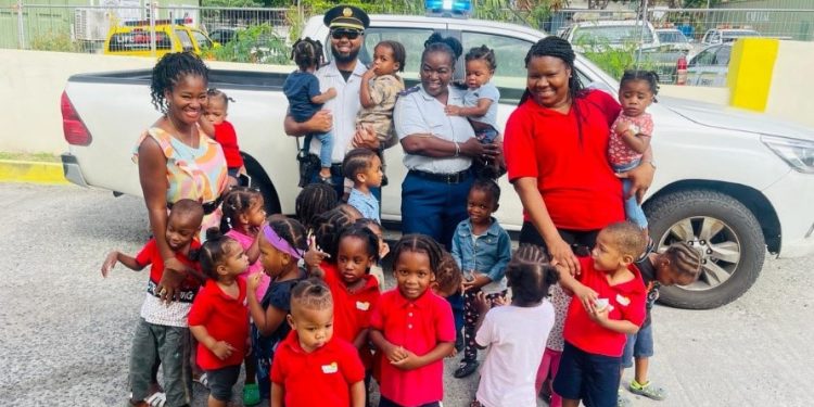 La Fuerza de Policía de Sint Maarten fomenta la conexión comunitaria a través de la participación juvenil