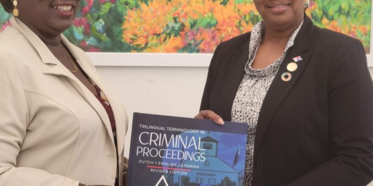 Dra. Richardson presenta a la PM Jacobs el libro de referencia legal