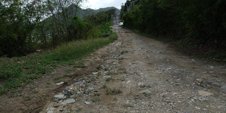 Anuncio de cierre de Cassava Road y South Reward Road