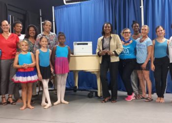 Island Gems apoya a NIA con una plataforma rodante para piano y una impresora