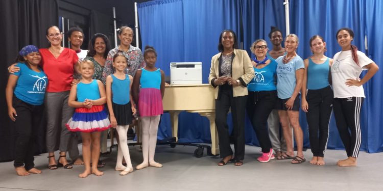 Island Gems apoya a NIA con una plataforma rodante para piano y una impresora